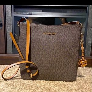 Michael Kors Jet Set Travel Large Logo Messenger Bag